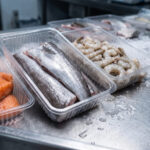 Bandejas de plástico transparentes con pescado fresco y gambas